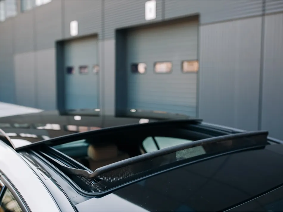 Remplacement d’un toit panoramique ou d’une fenêtre de toit ouvrant